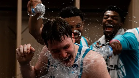 横滨逆转海港止住连败，5分钟丢两球惊魂，天野纯助阵双响逆转战